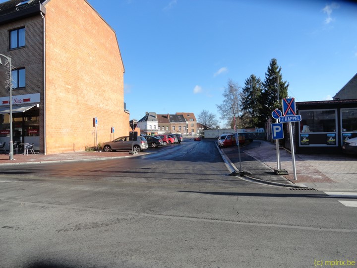 DSC02647.JPG - La couche finale d'asphalte a été mise sur le parking de l'ex Colryut (vue depuis la rue Boisacq)